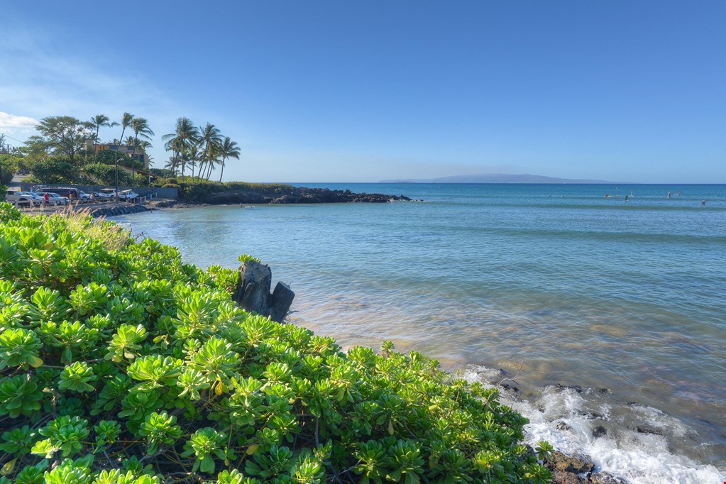 Hawaiian Vacation - Kalama Park features gorgeous radiant blue waters ...